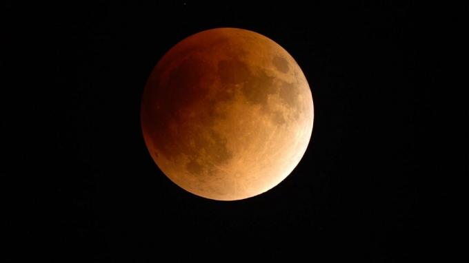 O eclipsa lunară, văzută prin telescopul Griffith Observatory.