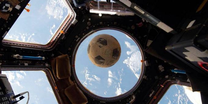 Mingea de fotbal a lui Ellison Onizuka, preluată după dezastrul Challenger, zboară la bordul Stației Spațiale Internaționale în timpul expediției 49.