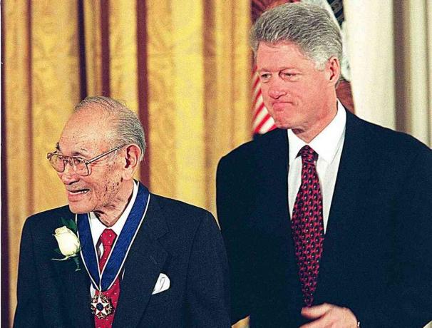 Președintele Bill Clinton cu Fred Korematsu