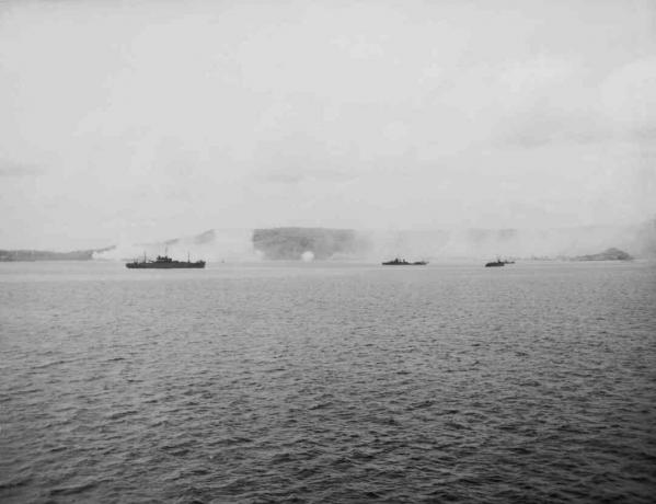 Nave de război aliate care trag la ținte pe Guam.
