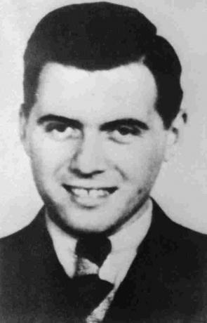 Fotografie alb-negru a lui Joseph Mengele.