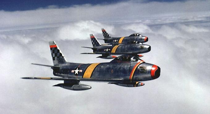 Trei luptători Sab-F-86 care zboară în formație.