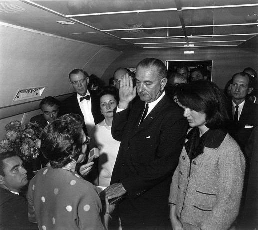 Lyndon B. Johnson este înjurat pe Air Force One