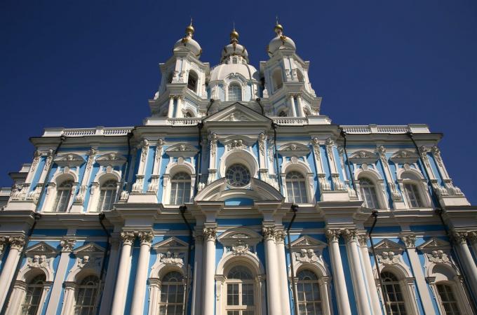 Catedrala Smolny cu culorile albastre și alb-strălucitoare din Sankt Petersburg, Rusia