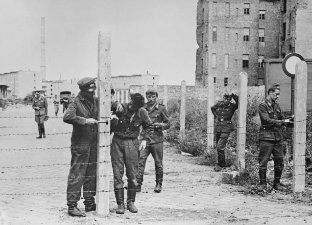 Soldații ridicând garduri de sârmă ghimpată în pregătirea Zidului Berlinului, 14 august 1961.