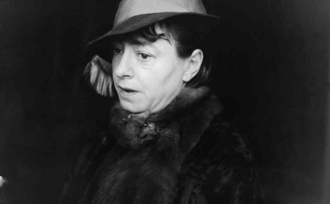 Portretul lui Dorothy Parker într-o pălărie și haină de blană