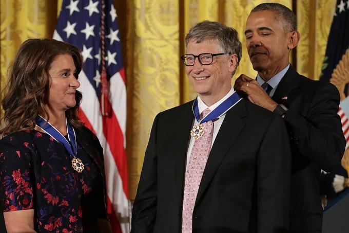 Președintele Statelor Unite, Barack Obama (R), acordă Medalia Prezidențială a Libertății fondatorului Microsoft Bill Gates (C) și soției sale Melinda Gates (L)
