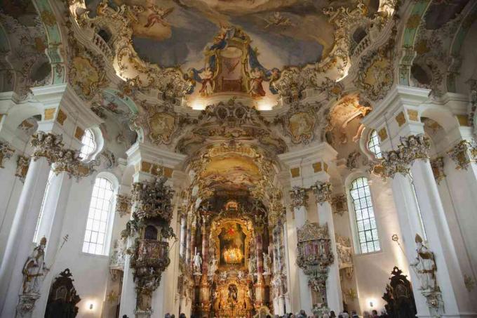 Interiorul rococo al bisericii simple a țării bavareze, Wieskirche