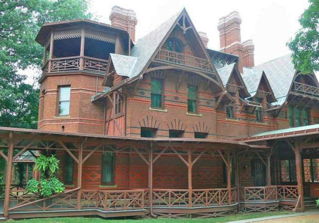 Casa Mark Twain este decorată în mod elaborat cu cărămidă modelată și stickere ornamentale