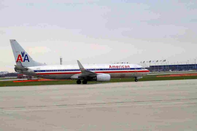 Avión de American Airlines colocándose în pistă.