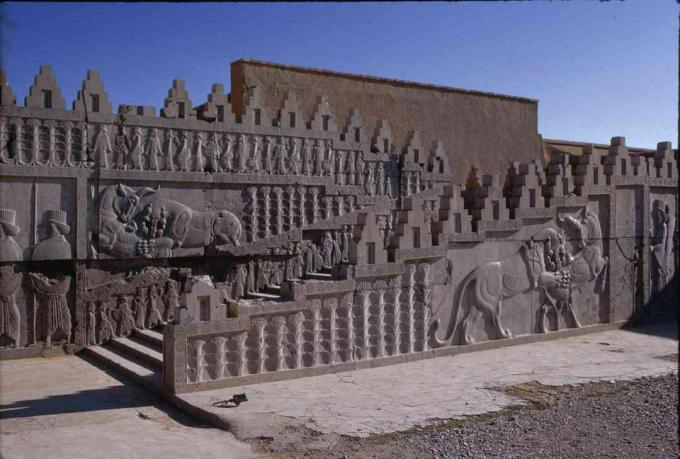 Sculptura în relief pe scara Apadana din Persepolis