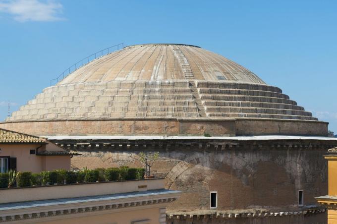 cupola masiva din beton cu trepte pe cupola
