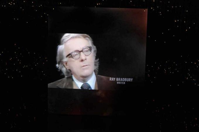 Fotografia lui Ray Bradbury proiectată pe un fundal înstelat
