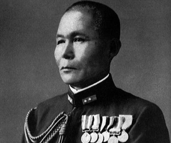 Vice-amiral Jisaburo Ozawa arătând stânga în uniforma sa navală.