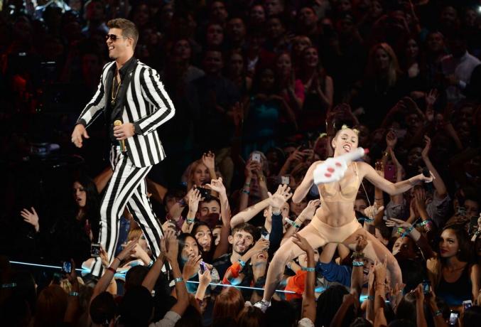 Robin Thicke și Miley Cyrus cântă în cadrul premiilor MTV Video Music Awards din 2013 la Barclays Center pe 25 august 2013 în orașul Brooklyn din New York.