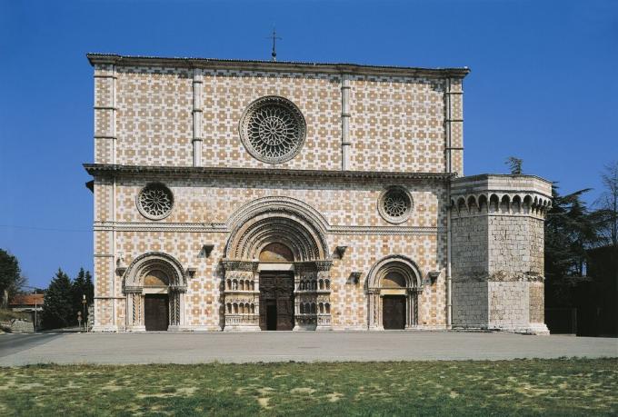 Bazilica Santa Maria di Collemaggio din L'Aquila, Italia.