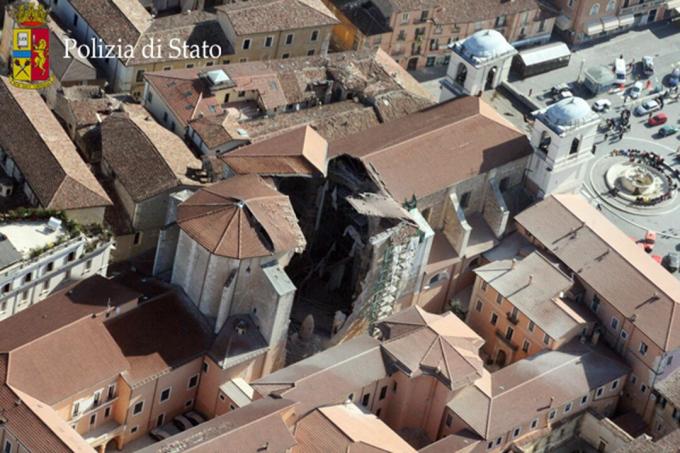 Daune aduse Catedralei Duomo din San Massimo din L'Aquila, Italia, după cutremurul din 6,3 din 2009