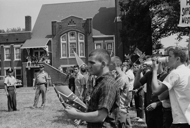 O mulțime de elevi de la Woodlawn High School din Birmingham, Alabama, arborând steagul Confederației în opoziție cu începerea campaniei de la Birmingham, mai 1963