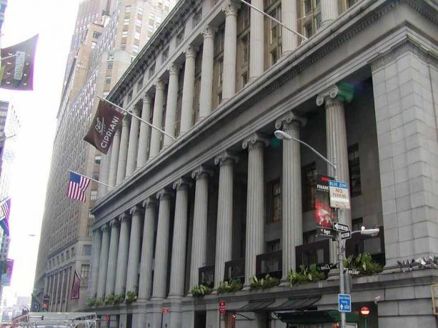 Fotografie a clădirii 55 Wall Street cu rândurile sale de coloane.