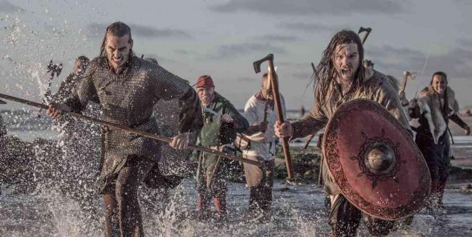 O grămadă de arme care luptă războinici vikingi care luptă într-o scenă de pe câmpul de luptă din mare