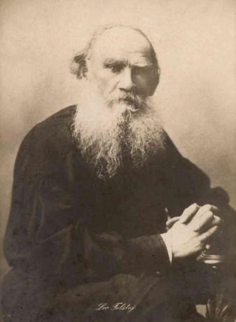 Portretul tonifiat în sepia unui Tolstoi mai vechi