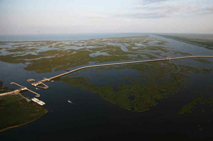 căile navigabile delta tăiate cu o barieră artificială cu deschideri
