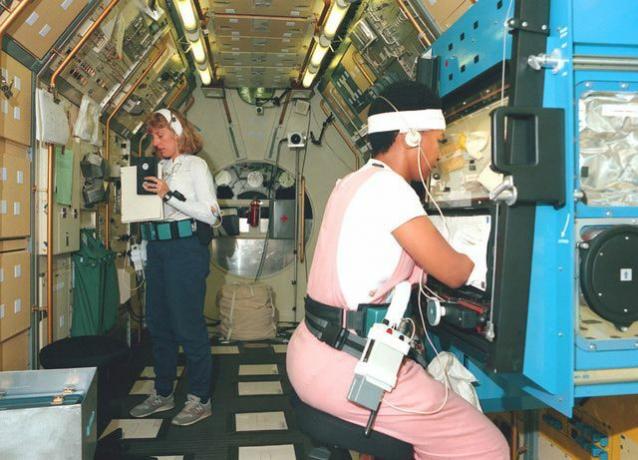 Imagini cu Mae Jemison - Spacelab-J Instruire echipaj: Jan Davis și Mae Jemison