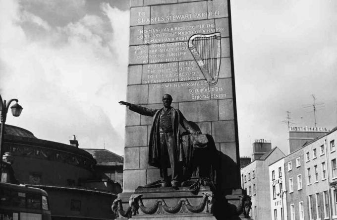 fotografie a statuii lui Charles Stewart Parnell din Dublin