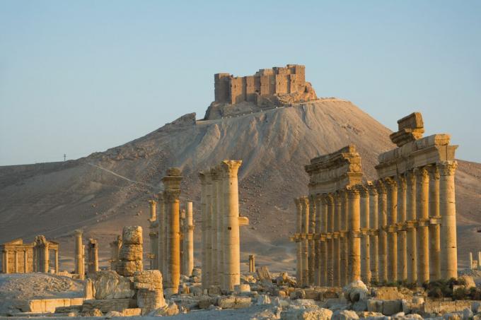 Qala'at ibn Maan are vedere la Marea Coloană din Palmyra, Siria