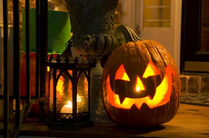 Un mare dinte, rânjind Jack O 'Lantern dovleac