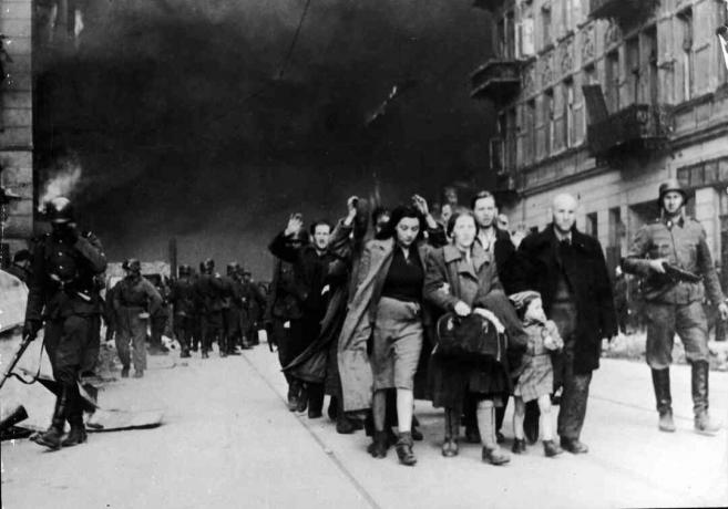 Evrei surprinși de trupe naziste din Varșovia