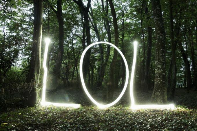 „LOL” scrie în lumină în pădure
