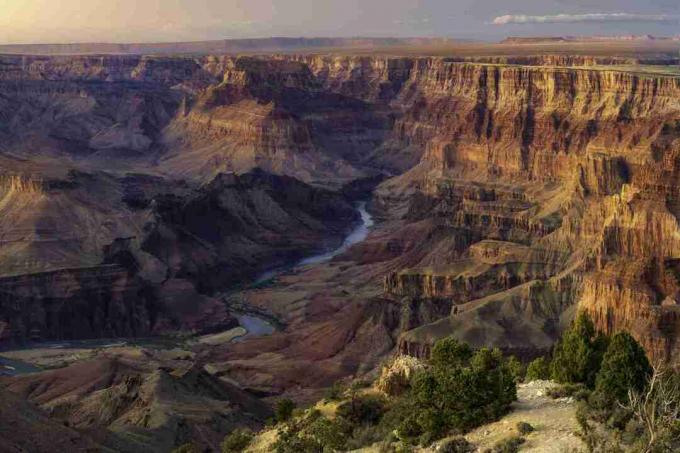 Apus de soare colorat cu vedere la râul Colorado adânc în Grand Canyon