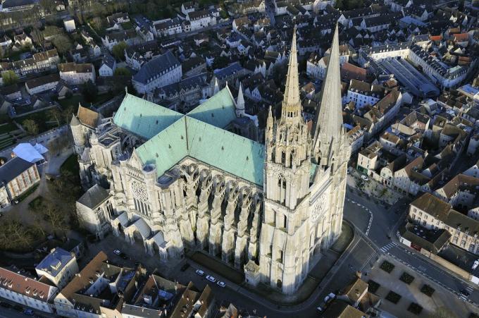 Vedere aeriană a Catedralei Chartres din Chartres, Franța