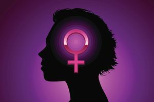 Femeie cu simbol feminist