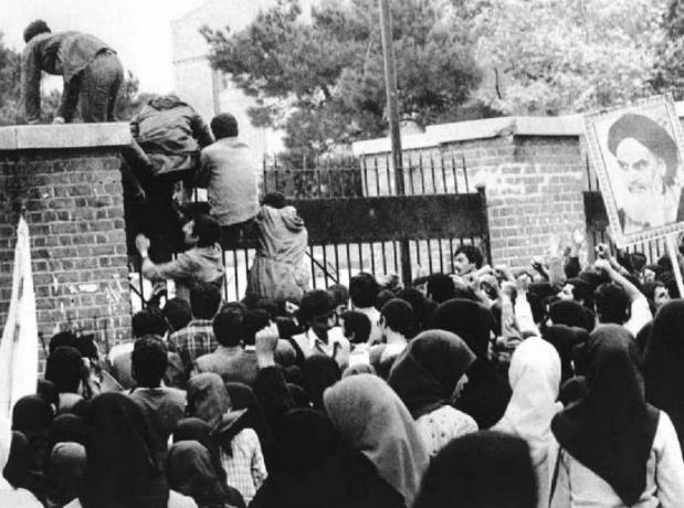 Studenții raninan invadează ambasada SUA la Teheran, la 4 noiembrie 1979