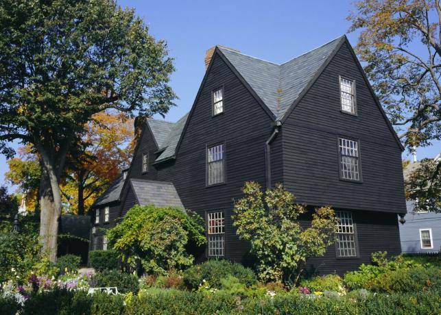 House of the Seven Gables în culori închise, 1668, Salem, MA, făcută faimoasă de Nathaniel Hawthorne