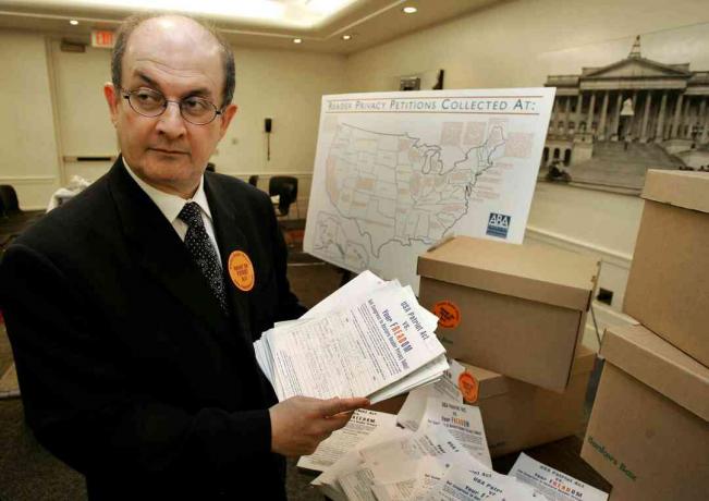 Autorul Salman Rushdie face petiții în legătură cu Patriot Act