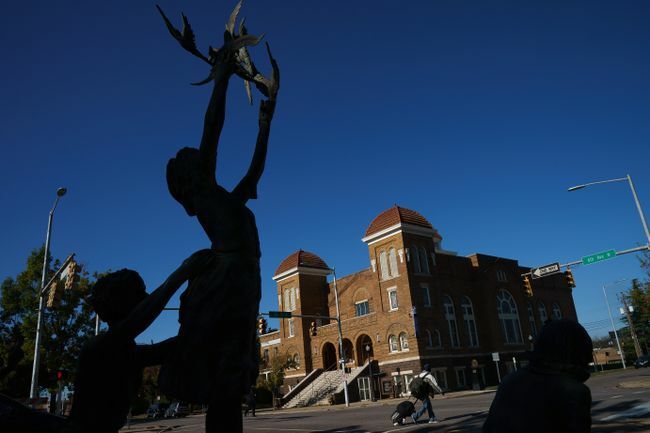 O vedere a statuii „Patru Spirite” și a Bisericii Baptiste 16th Street din Birmingham, Alabama.