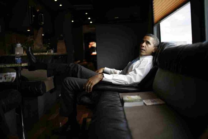 Barak Obama se relaxează în autobuzul turistic al campaniei din 2008