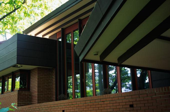 Detaliu linii orizontale și verticale ale casei din lemn, cărămidă și sticlă