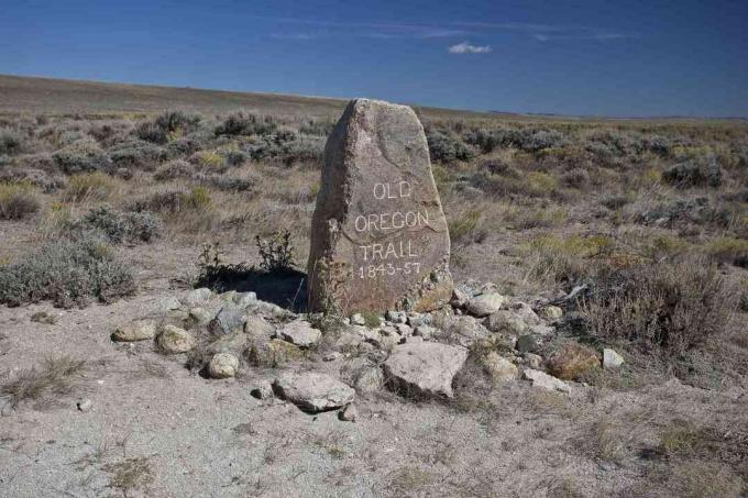 Marker lângă South Pass pe Oregon Trail sub un cer albastru.