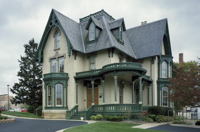 Casa Lake-Peterson, 1873, o casă de reînviere gotică a cărămizii galbene din Rockford, Illinois