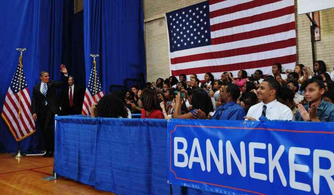 Președintele SUA, Barack Obama, și secretarul educației, Arne Duncan, ajung la adresa anuală a lui Obama înapoi la școală la liceul academic Benjamin Banneker, 28 septembrie 2011, la Washington, DC.