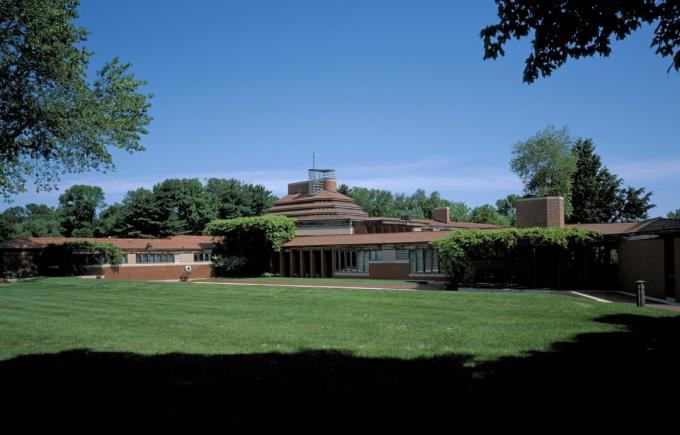 Wright's Wings spread, Herbert F. Johnson House, este organic redusă la sol, cărămidă și cu un coș de fum central