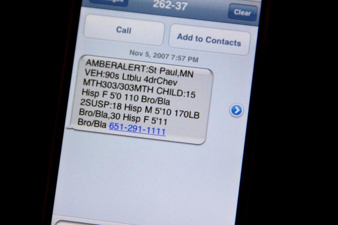 Un mesaj text pe un iPhone care anunță o alertă AMBER