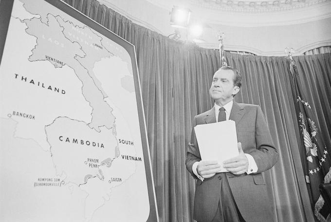 Președintele Nixon care stă pe harta Cambodgiei