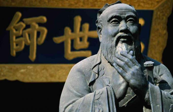 Sfințitul venerat Confucius, a cărui filozofie a influențat civilizația chineză de secole - Wenmiao (Templul Confucius), districtul Nanshi.