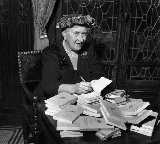 Agatha Christie semnând o grămadă de cărți