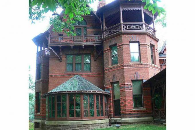 Un atrium rotund inundă lumină în salonul din casa Hartford, Connecticut, a lui Mark Twain